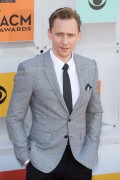 Том Хиддлстон (Tom Hiddleston) 51st Academy of Country Music Awards at MGM Grand Garden Arena in Las Vegas, 03.04.2016 (75xНQ) 1b7c92478762356
