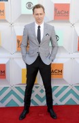 Том Хиддлстон (Tom Hiddleston) 51st Academy of Country Music Awards at MGM Grand Garden Arena in Las Vegas, 03.04.2016 (75xНQ) 434cb9478762706