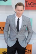 Том Хиддлстон (Tom Hiddleston) 51st Academy of Country Music Awards at MGM Grand Garden Arena in Las Vegas, 03.04.2016 (75xНQ) 5b0df0478762323