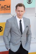Том Хиддлстон (Tom Hiddleston) 51st Academy of Country Music Awards at MGM Grand Garden Arena in Las Vegas, 03.04.2016 (75xНQ) A1210c478762352