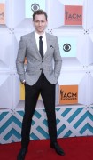 Том Хиддлстон (Tom Hiddleston) 51st Academy of Country Music Awards at MGM Grand Garden Arena in Las Vegas, 03.04.2016 (75xНQ) A4a2b9478762148