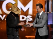 Том Хиддлстон (Tom Hiddleston) 51st Academy of Country Music Awards at MGM Grand Garden Arena in Las Vegas, 03.04.2016 (75xНQ) E4bbb1478762278