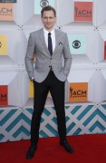 Том Хиддлстон (Tom Hiddleston) 51st Academy of Country Music Awards at MGM Grand Garden Arena in Las Vegas, 03.04.2016 (75xНQ) E545ab478762448