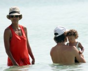 Холли Берри (Halle Berry) on the beach (93xHQ) 439103480738195