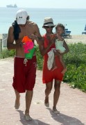 Холли Берри (Halle Berry) on the beach (93xHQ) B6796c480738282