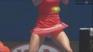 Круглая сексуальная попка и стройные ножки - это лишь малая часть того что украшает Марии Шараповой. А какая у нее грудь