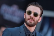 Крис Эванс (Chris Evans) Captain America Civil War Premiere at The Dolby Theatre (Hollywood, April 12, 2016) (176xHQ) 9bb294488133996