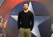 Роберт Дауни мл., Крис Эванс (Robert John Downey Jr., Chris Evans) Photocall for 'Captain America Civil War' at The Corinthia Hotel London in London, England (April 25, 2016) - 45xHQ 661b56488143440