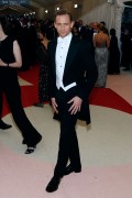 Том Хиддлстон (Tom Hiddleston) 'Manus x Machina Fashion In An Age Of Technology' Costume Institute Gala at Metropolitan Museum of Art in New York City, 02.05.2016 (63xНQ) 38b291488152558