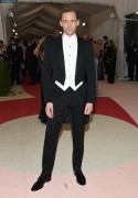 Том Хиддлстон (Tom Hiddleston) 'Manus x Machina Fashion In An Age Of Technology' Costume Institute Gala at Metropolitan Museum of Art in New York City, 02.05.2016 (63xНQ) 45fce5488152294