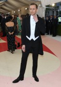 Том Хиддлстон (Tom Hiddleston) 'Manus x Machina Fashion In An Age Of Technology' Costume Institute Gala at Metropolitan Museum of Art in New York City, 02.05.2016 (63xНQ) 5804c6488152001