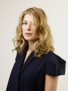 Розамунд Пайк (Rosamund Pike) 'Fugitives Pieces' Portrait Session at the TIFF 2007 - 5xHQ 154788489640580