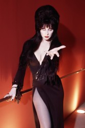 Эльвира: Повелительница тьмы / Elvira: Mistress of the Dark (Кассандра Петерсон, 1988) Bea75f494509425