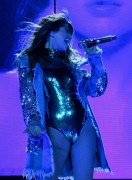 Селена Гомес (Selena Gomez) Performs during her 'Revival Tour' at The Staples Center, Los Angeles, 08.07.2016 - 208xHQ 0472cb494760231