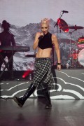 Гвен Стефани (Gwen Stefani) in concert at Mutualite conference center in Paris (13xHQ) 652a16494767579