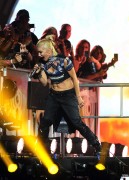 Гвен Стефани (Gwen Stefani) performs Onstage during the 2012 iHeartRadio Music Festival at the MGM Grand Garden Arena in Las Vegas, 21.09.2012 (130xHQ) A19994494766180