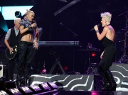 Гвен Стефани (Gwen Stefani) performs Onstage during the 2012 iHeartRadio Music Festival at the MGM Grand Garden Arena in Las Vegas, 21.09.2012 (130xHQ) Adfc38494765201