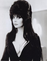Эльвира: Повелительница тьмы / Elvira: Mistress of the Dark (Кассандра Петерсон, 1988) 05db11494815418