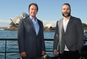 Арнольд Шварценеггер, Джай Кортни (Arnold Schwarzenegger, Jai Courtney) pose for a photograph during a photo call in Sydney, Australia, 04 June 2015 (6xHQ) 49e091495156590