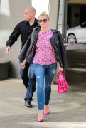 Риз Уизерспун (Reese Witherspoon) Leaving Her Office In Los Angeles, 10.02.2016 (7xHQ) E609b7495767380