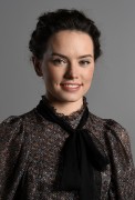 Дэйзи Ридли (Daisy Ridley) Star Wars The Force Awakens Portrait by Jordan Strauss (Los Angeles, 06.12.2015) - 9xHQ 3072b9495908351