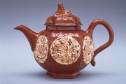 A collection of teapots (1650-1800) 076a18497275834