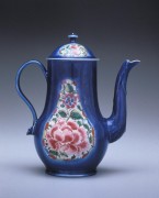A collection of teapots (1650-1800) 25d485497275630