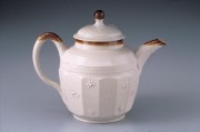 A collection of teapots (1650-1800) 98fc83497276129
