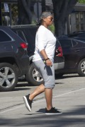 Куин Латифа (Queen Latifah) grabs a quick bite to eat at Au Fudge Restaurant in West Hollywood, 21.04.2016 (12xHQ) 2f55fd500612950