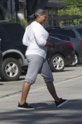 Куин Латифа (Queen Latifah) grabs a quick bite to eat at Au Fudge Restaurant in West Hollywood, 21.04.2016 (12xHQ) 4f48f6500612967