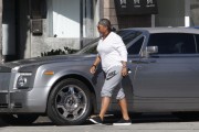 Куин Латифа (Queen Latifah) grabs a quick bite to eat at Au Fudge Restaurant in West Hollywood, 21.04.2016 (12xHQ) 56374b500612920