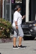 Куин Латифа (Queen Latifah) grabs a quick bite to eat at Au Fudge Restaurant in West Hollywood, 21.04.2016 (12xHQ) A04472500613060