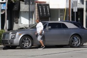 Куин Латифа (Queen Latifah) grabs a quick bite to eat at Au Fudge Restaurant in West Hollywood, 21.04.2016 (12xHQ) F38ce1500612930
