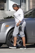 Куин Латифа (Queen Latifah) grabs a quick bite to eat at Au Fudge Restaurant in West Hollywood, 21.04.2016 (12xHQ) Fd5c67500613004