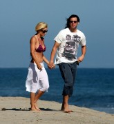 Дженни МакКарти, Джим Керри (Jim Carrey, Jenny McCarthy) with top bikini walking on the beach (10xHQ) 35ef6a500764794