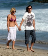 Дженни МакКарти, Джим Керри (Jim Carrey, Jenny McCarthy) with top bikini walking on the beach (10xHQ) 8bbb56500764802