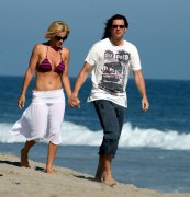 Дженни МакКарти, Джим Керри (Jim Carrey, Jenny McCarthy) with top bikini walking on the beach (10xHQ) B01cb7500764811