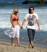 Дженни МакКарти, Джим Керри (Jim Carrey, Jenny McCarthy) with top bikini walking on the beach (10xHQ) Eb457c500764785