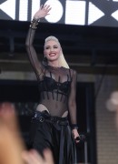 Гвен Стефани (Gwen Stefani) performs at Samsung’s celebration of A Galaxy of Possibility and unveiling of Gear Fit2 and Gear IconX in New York City, 02.06.2016 (28xHQ) 01f10a503764991