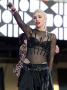 Гвен Стефани (Gwen Stefani) performs at Samsung’s celebration of A Galaxy of Possibility and unveiling of Gear Fit2 and Gear IconX in New York City, 02.06.2016 (28xHQ) 059f62503765032
