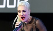 Гвен Стефани (Gwen Stefani) performs at Samsung’s celebration of A Galaxy of Possibility and unveiling of Gear Fit2 and Gear IconX in New York City, 02.06.2016 (28xHQ) 294118503764903