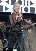 Гвен Стефани (Gwen Stefani) performs at Samsung’s celebration of A Galaxy of Possibility and unveiling of Gear Fit2 and Gear IconX in New York City, 02.06.2016 (28xHQ) 3c1622503764970