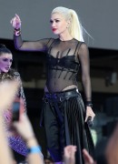 Гвен Стефани (Gwen Stefani) performs at Samsung’s celebration of A Galaxy of Possibility and unveiling of Gear Fit2 and Gear IconX in New York City, 02.06.2016 (28xHQ) 61dd4c503764846