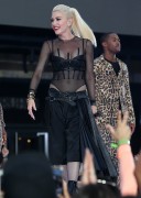 Гвен Стефани (Gwen Stefani) performs at Samsung’s celebration of A Galaxy of Possibility and unveiling of Gear Fit2 and Gear IconX in New York City, 02.06.2016 (28xHQ) 708535503764960