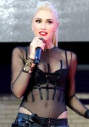 Гвен Стефани (Gwen Stefani) performs at Samsung’s celebration of A Galaxy of Possibility and unveiling of Gear Fit2 and Gear IconX in New York City, 02.06.2016 (28xHQ) A20c7a503764880