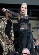 Гвен Стефани (Gwen Stefani) performs at Samsung’s celebration of A Galaxy of Possibility and unveiling of Gear Fit2 and Gear IconX in New York City, 02.06.2016 (28xHQ) E1f6e9503764957