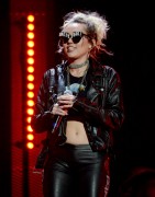Майли Сайрус (Miley Cyrus) Performing with Billy Idol at the 2016 iHeartRadio Music Festival in Las Vegas, 23.09.2016 (81xHQ) F784ae506979875