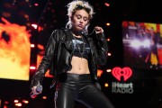 Майли Сайрус (Miley Cyrus) Performing with Billy Idol at the 2016 iHeartRadio Music Festival in Las Vegas, 23.09.2016 (81xHQ) 21cba5506980306