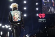 Майли Сайрус (Miley Cyrus) Performing with Billy Idol at the 2016 iHeartRadio Music Festival in Las Vegas, 23.09.2016 (81xHQ) 5458b6506980201