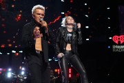 Майли Сайрус (Miley Cyrus) Performing with Billy Idol at the 2016 iHeartRadio Music Festival in Las Vegas, 23.09.2016 (81xHQ) 559fcf506980367
